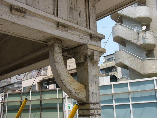 年代物の駅舎の柱